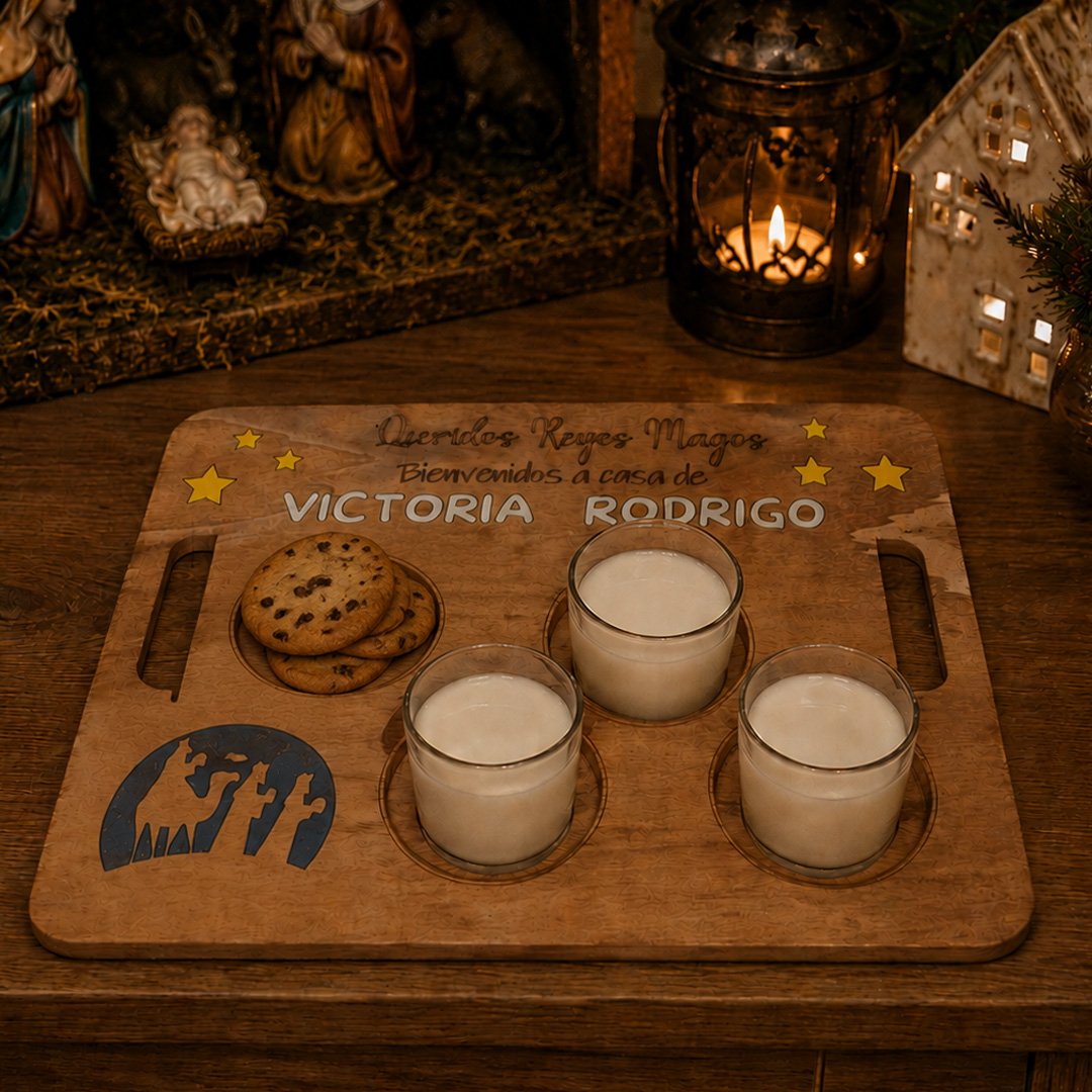Bandeja de madera para los reyes magos con vasos y galletas