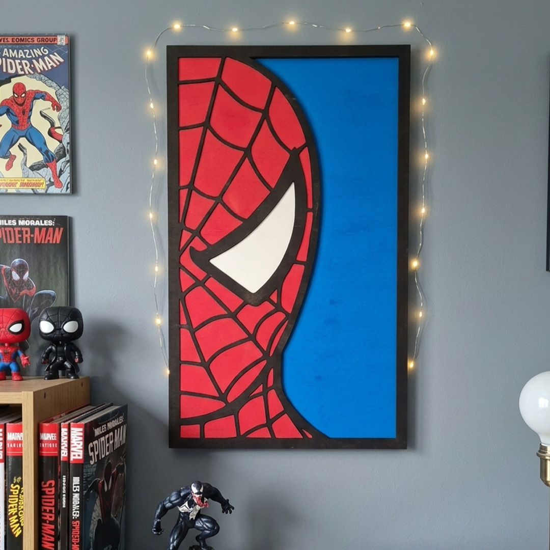 Cuadro de madera rostro spiderman pintado a mano en habitacion