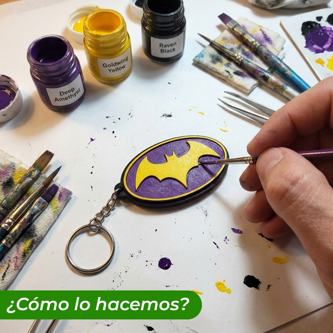 Llavero de madera pintado a mano BatGirl pintando