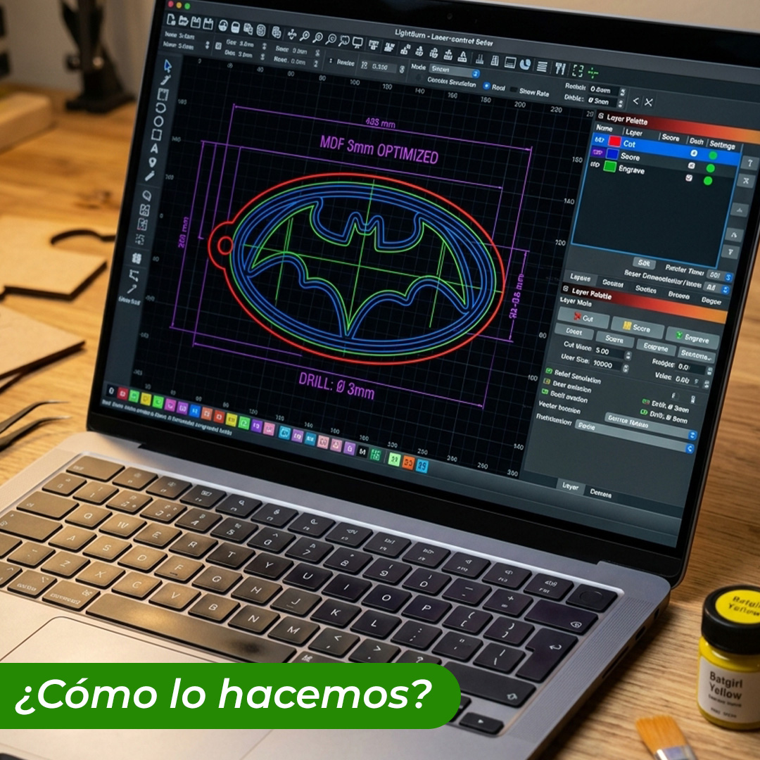 Llavero de madera pintado a mano BatGirl vectorizado