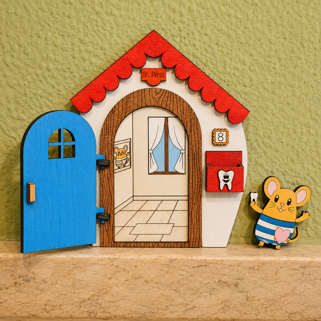 Puerta abierta de madera para el ratoncito perez